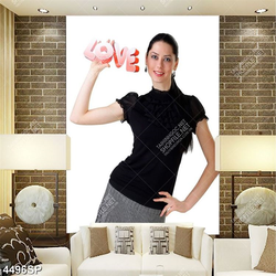 Tranh cô gái cầm chữ Love