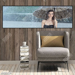 Tranh cô gái che dù đứng dưới mưa