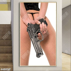Tranh cô nàng sexy cầm súng
