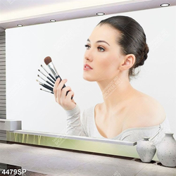 Tranh người đẹp cầm cọ trang điểm