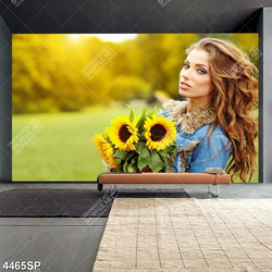 Tranh cô gái ôm bó hoa hướng dương