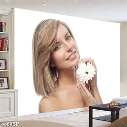 Tranh người đẹp cầm hoa cúc trắng