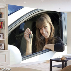 Tranh cô gái trẻ ngồi trong xe ô tô