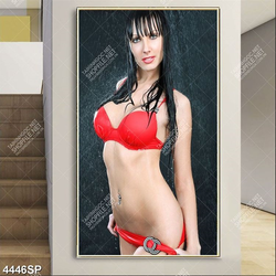 Tranh người mẫu mặc bikini đỏ đứng dưới mưa