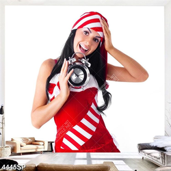 Tranh cô gái cầm chiếc đồng hồ