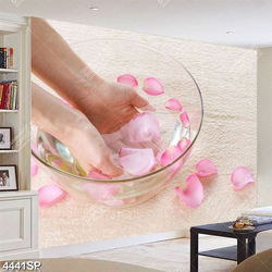 Tranh bàn tay vớt cánh hoa hồng