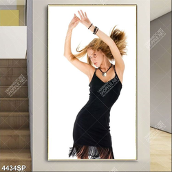 Tranh cô gái mặc váy đen đứng lắc lư