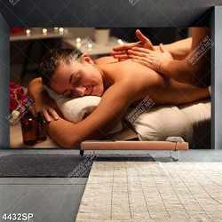 Tranh cô gái nằm matxa cơ thể