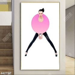 Tranh cô gái đeo chiếc bảng hồng nghệ thuật