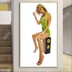 Tranh cô nàng sexy ngồi trên loa