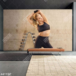 Tranh cô gái tập luyện thể thao