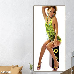 Tranh cô gái trẻ ngồi trên chiếc loa