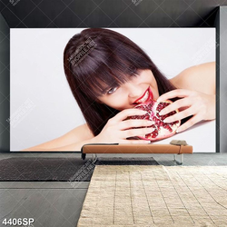 Tranh cô gái ăn trái lượu đỏ