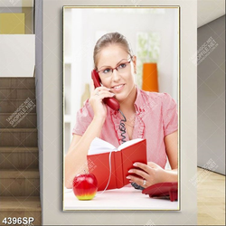 Tranh cô gái làm việc chăm chỉ