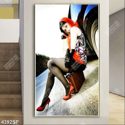 Tranh cô gái trẻ ngồi bên đường