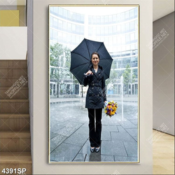 Tranh cô gái che ô đứng dưới mưa