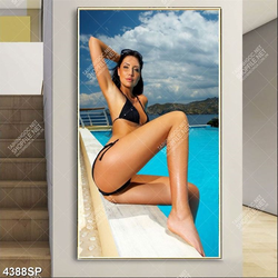 Tranh người đẹp mặc bikini ngồi bên hồ bơi