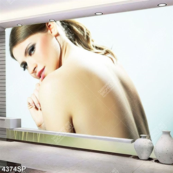 Tranh người đẹp khoe lưng trần