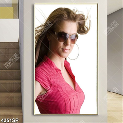 Tranh cô gái trẻ mặc áo đỏ