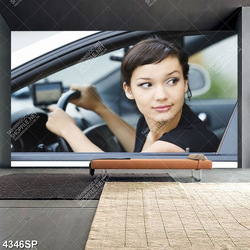Tranh cô gái trẻ ngồi trong xe ô tô