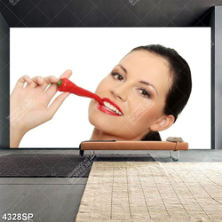 Tranh người đẹp cắn ớt đỏ