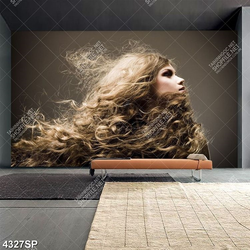 Tranh cô gái với mái tóc xoăn