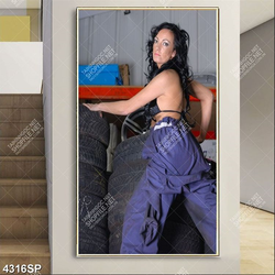 Tranh nữ nhân viên sữa xe gợi cảm