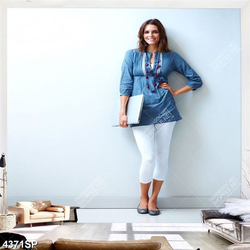 Tranh cô gái cầm laptop