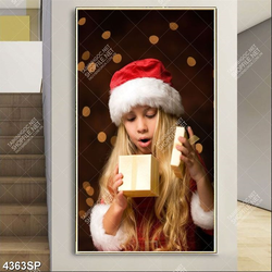 Tranh cô bé mở hộp quà