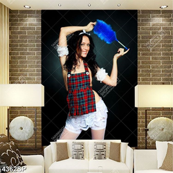 Tranh cô gái cầm chổi lông màu xanh