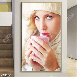 Tranh cô gái xinh đẹp uống trà nóng