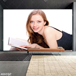 Tranh cô gái cầm quyển sách