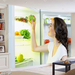 Tranh cô gái đừng bên tủ lạnh