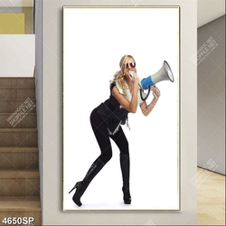 Tranh cầm chiếc loa