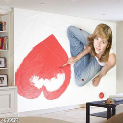 Tranh cô gái vẽ trái tim đỏ