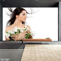 Tranh người đẹp cầm hoa trắng