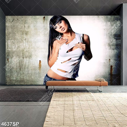 Tranh cô gái mặc chiếc áo cắt xẻ gợi cảm