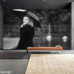 Tranh cô gái đứng che ô