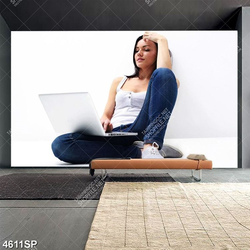 Tranh cô gái trẻ ngồi dựa bên tường