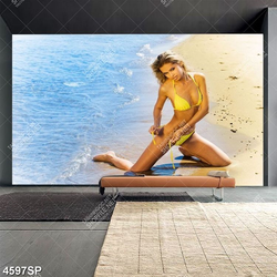 Tranh người mẫu bikini ngồi trên bãi cát