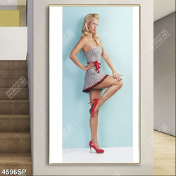 Tranh cô gái đẹp đứng dựa bên tường