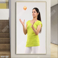 Tranh cô gái trẻ mặc áo xanh lá