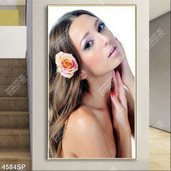 Tranh người mẫu trẻ đẹp treo spa