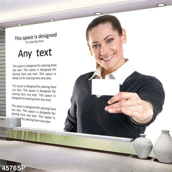 Tranh người mẫu trẻ đứng bên tấm bảng trắng