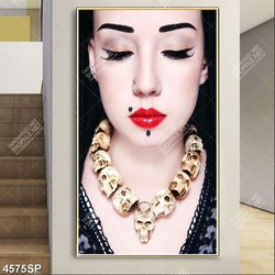 Tranh cô gái cười tươi