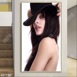 Tranh cô gái trẻ khoe vai trần gợi cảm treo spa