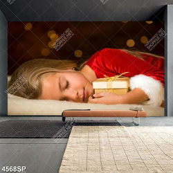 Tranh bé gái nằm bên hộp quà nhỏ