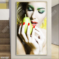 Tranh người mẫu cầm quả lê xanh