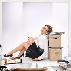 Tranh cô gái ngồi bên chồng giấy tờ