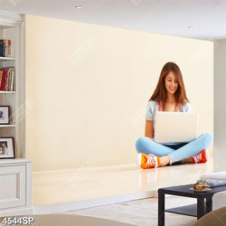 Tranh cô gái ngồi xem laptop